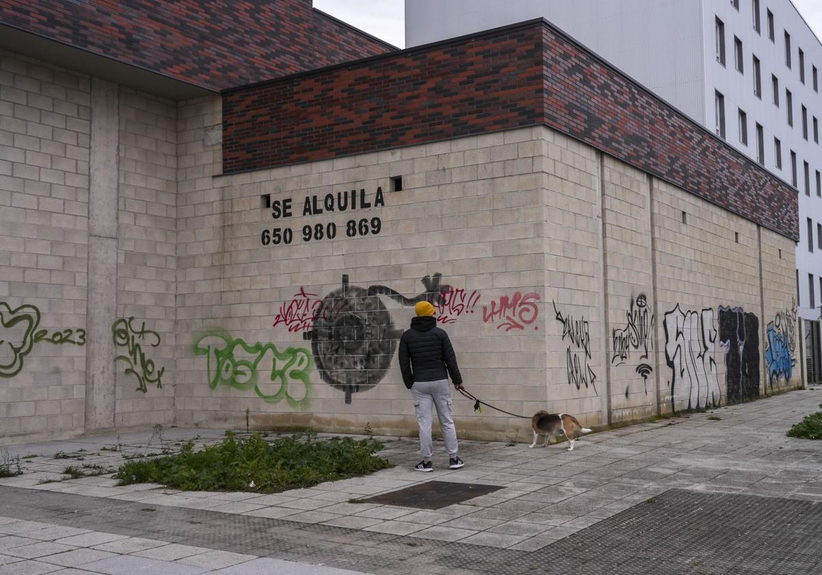 Goikolarra ha sufrido durante las vacaciones navideñas la aparición de nuevos grafitis, que han ensuciado las paredes del barrio.