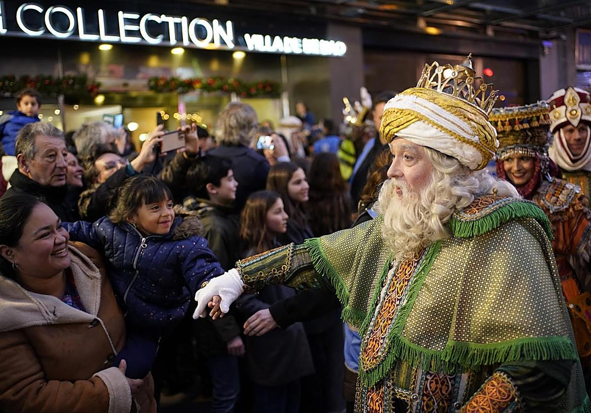 Melchor saluda a una niña justo al inicio de la cabalgata.