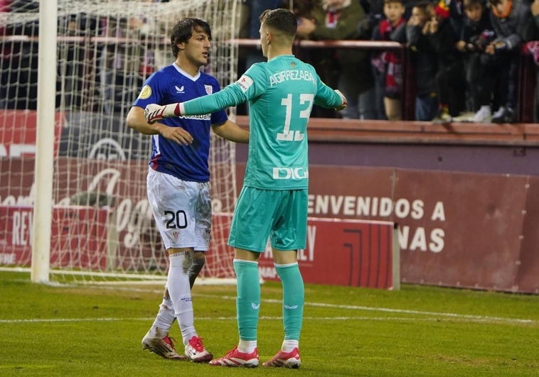 Unai Gomez antes de abrazar a Julen Agirrezabala.