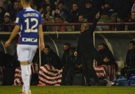 Ernesto Valverde dando órdenes a los jugadores desde el banquillo.