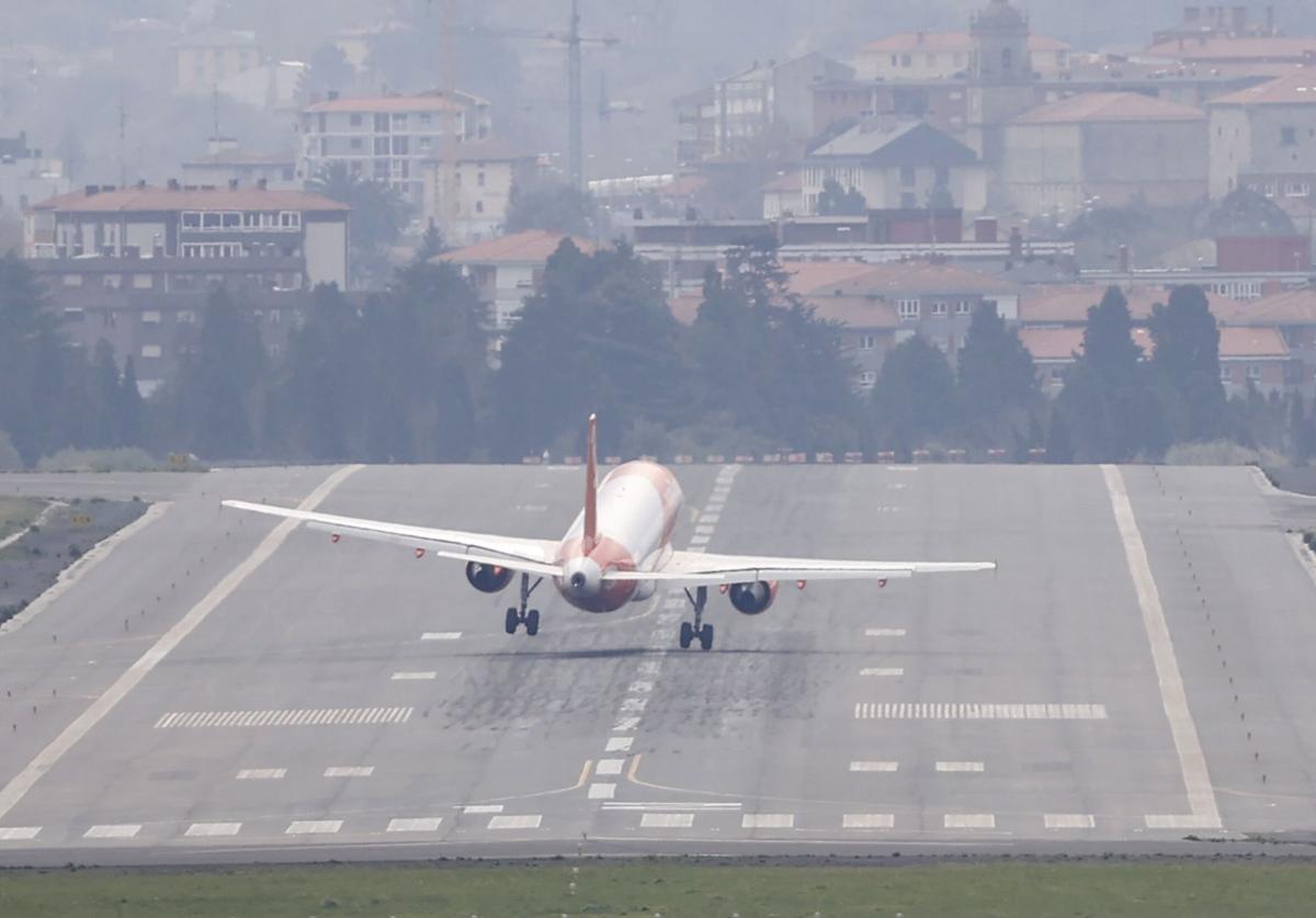 Un avión de Easyjet tiene dificultades para aterrizar en Loiu en un día de viento.