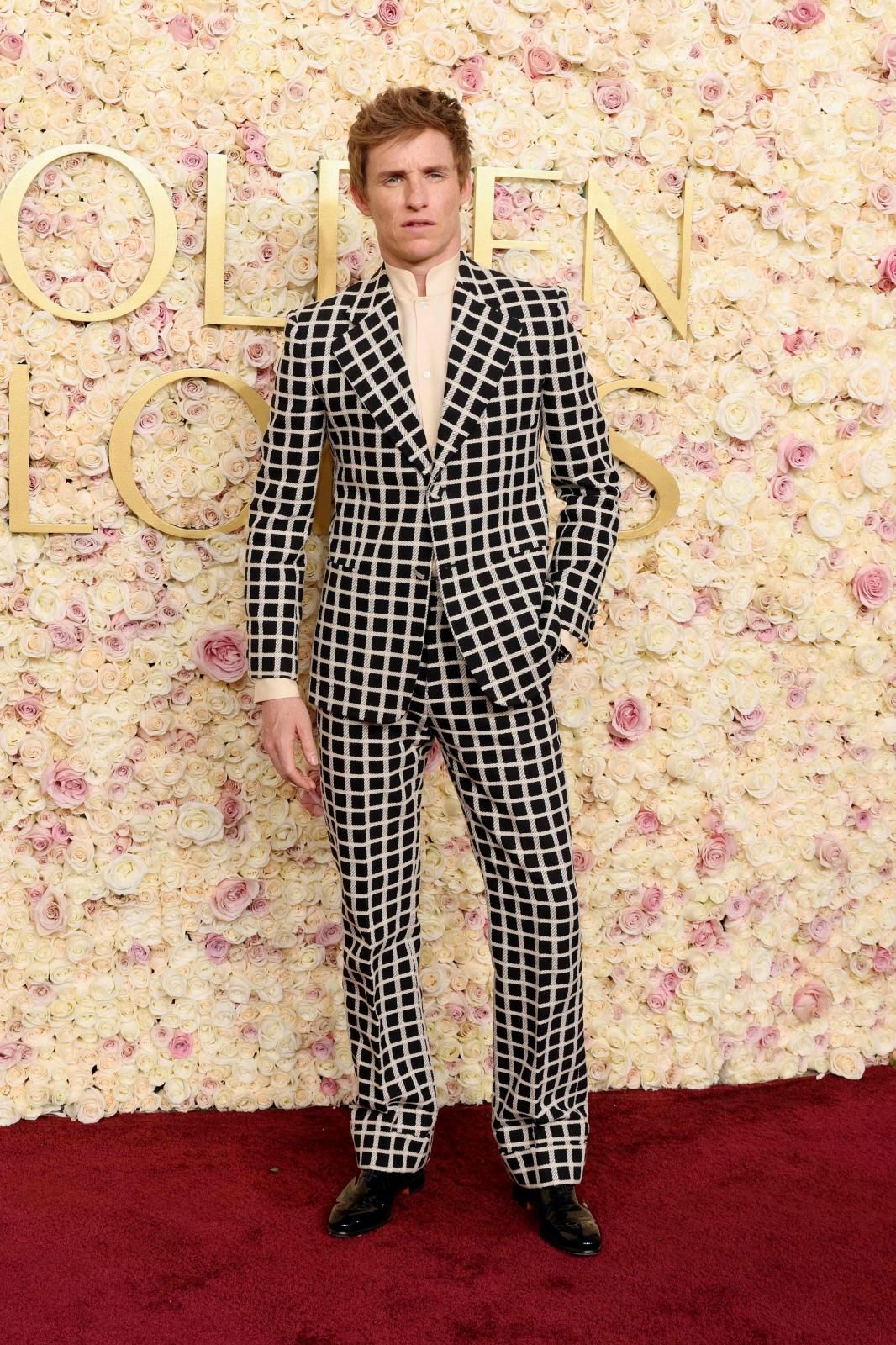 Eddie Redmayne acudió a la gala como nominado por 'Chacal' con un traje de cuadros blancos y negros.