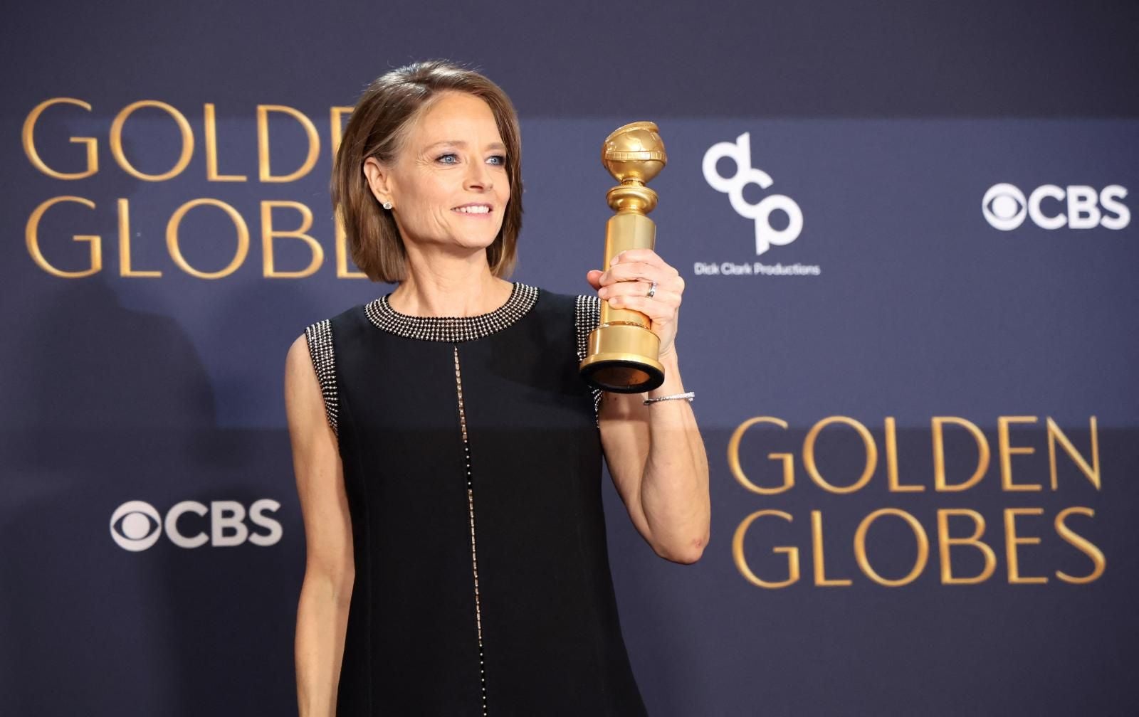 Jodie foster ganadora por su papel en 'True detective: noche polar' optó por un sencillo vestido largo sin mangas confeccionado en punto negro.