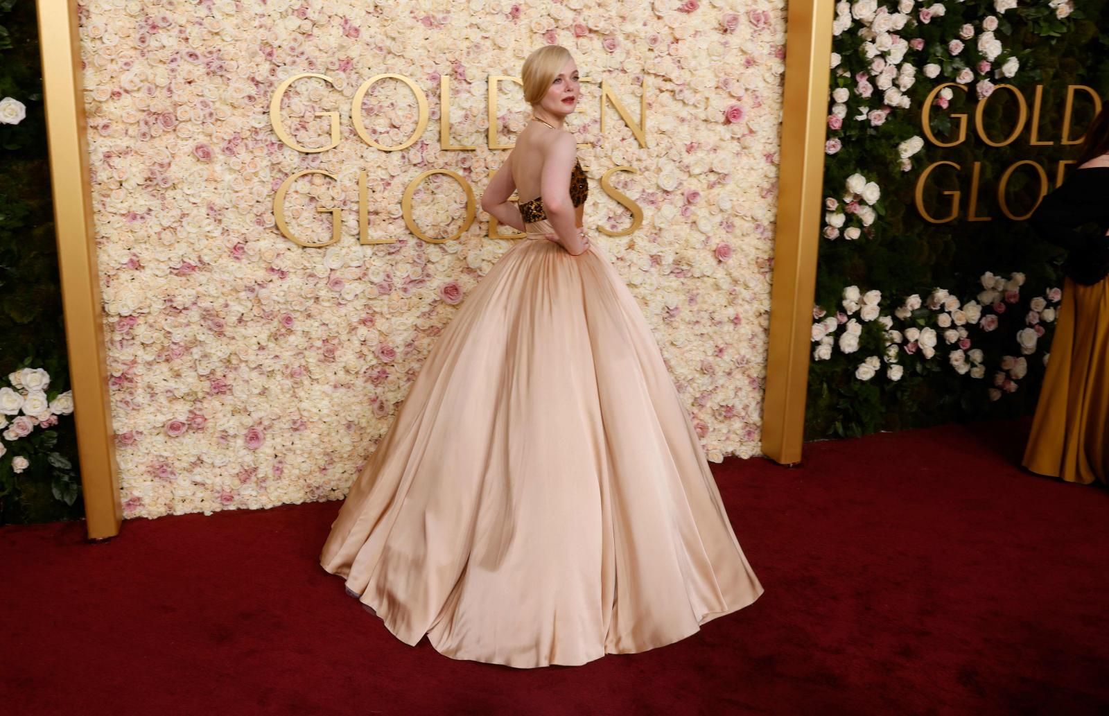 Elle Fanning, la también actriz se hizo con el total protagonismo gracias a este impresionante vestido con miriñaque de Balmain.