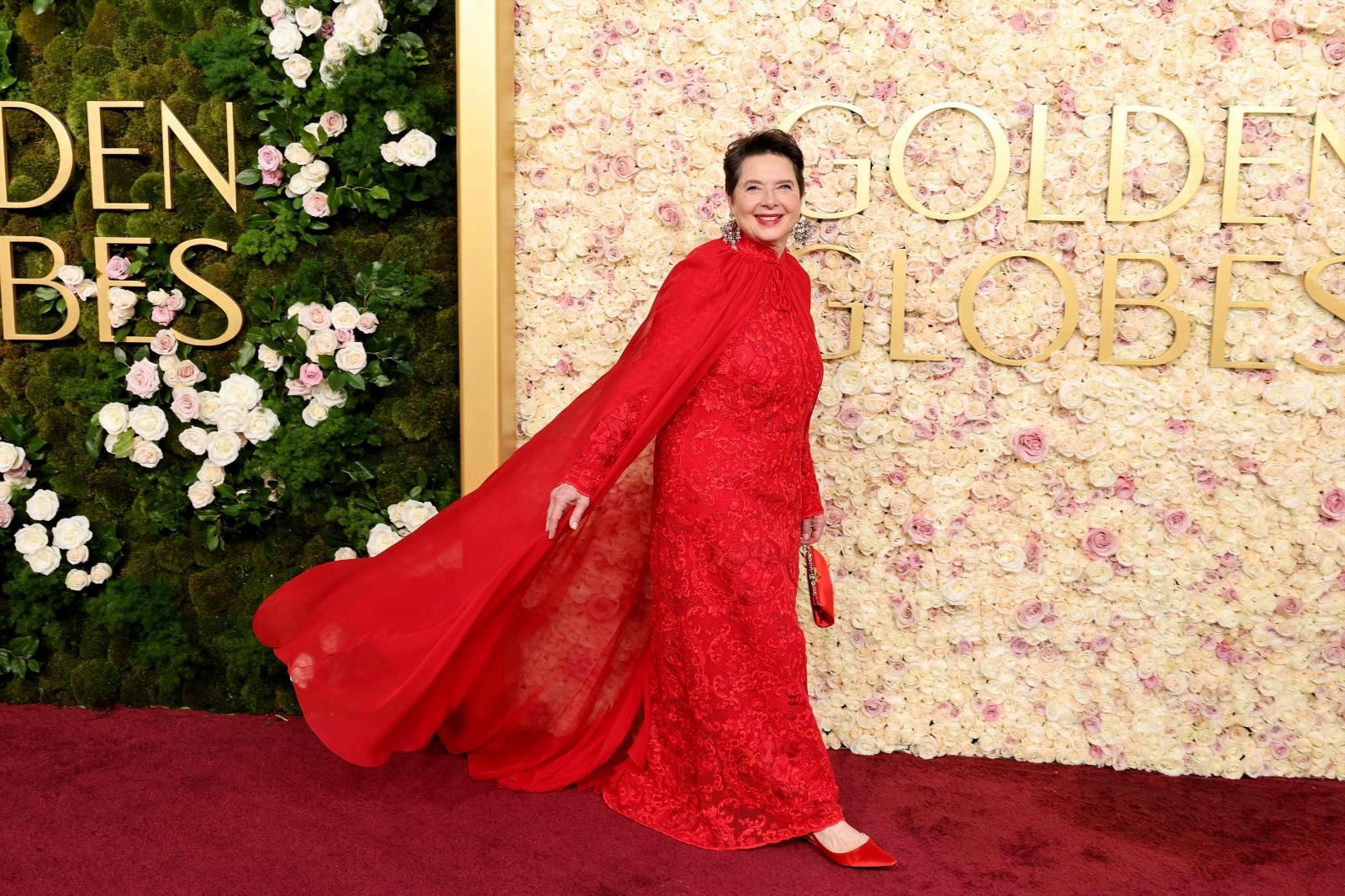 Isabella Rossellini, qnominada a mejor actriz de reparto por su papel en 'Conclave', apareció con un elegante vestido rojo de encaje.