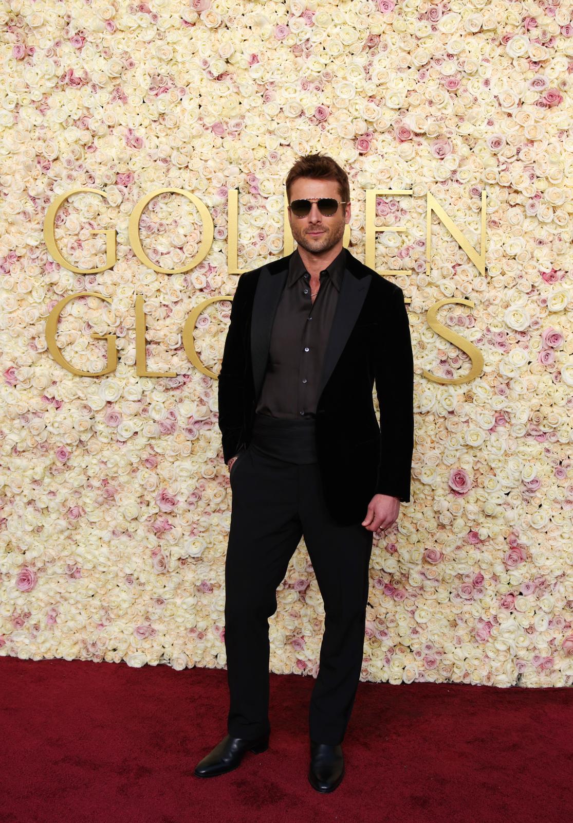 Glen Powell con un tuxedo de terciopelo sin pajarita.