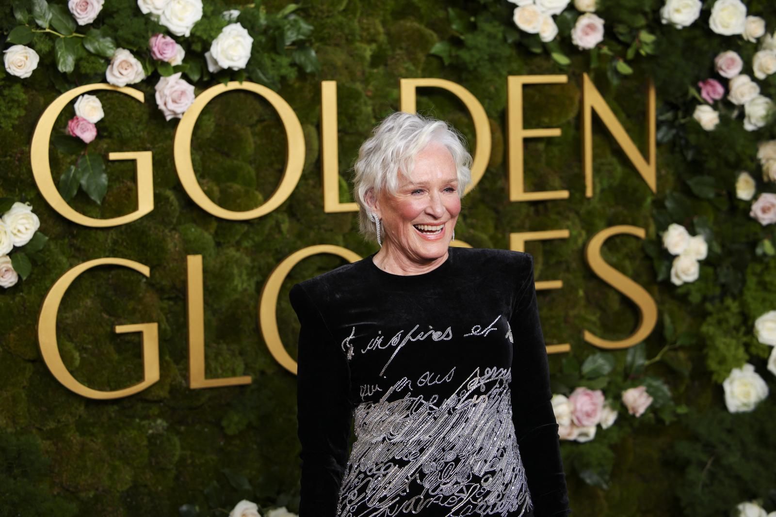 Glenn Close acudió con una túnica con juego caligráficos bordados.