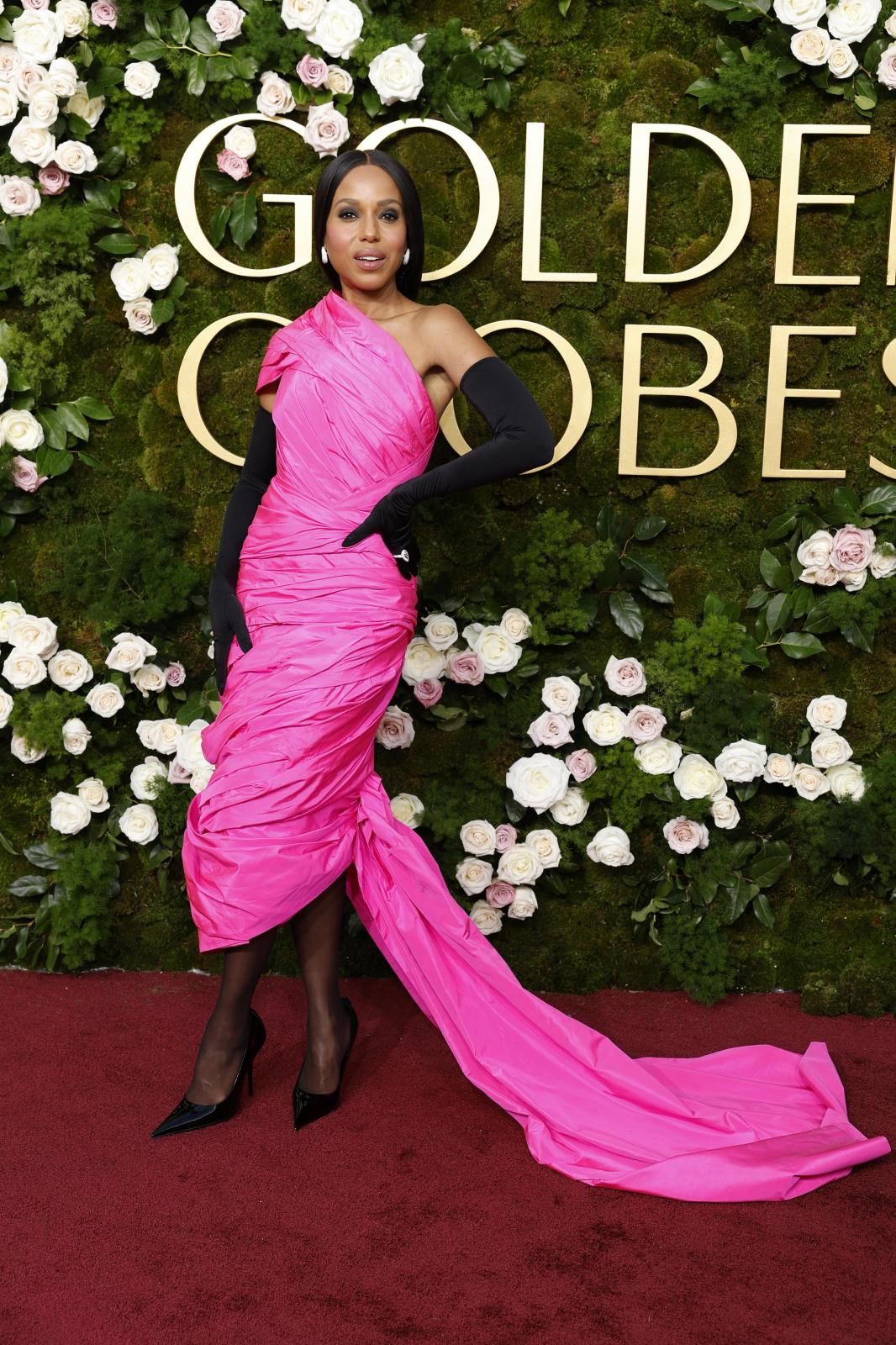 Kerry Washington optó por un voluminoso vestido rosa fucsia de Balenciaga. 