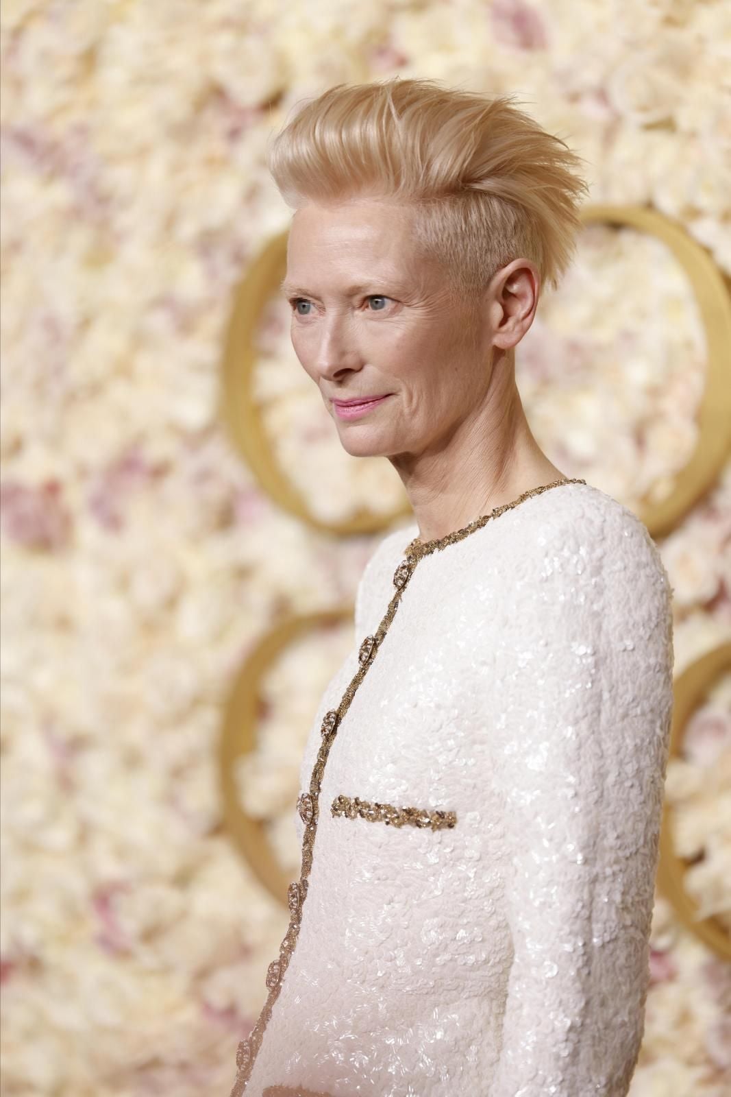 Tilda Swinton, nominada por 'La habitación de al lado'. Eligió un traje de chaqueta de tweed blanco de Chanel.