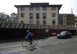 Casa consistorial de Alonsotegi, que albergará las aulas en sus sótanos.