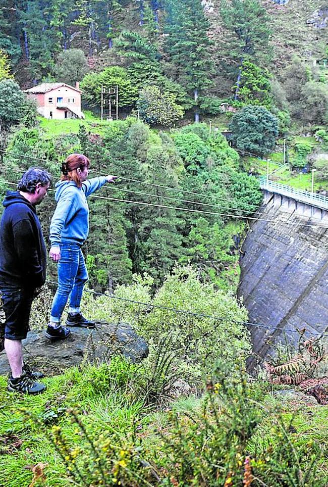 El barrio se sitúa cerca del pantano, que tiene acceso directo.