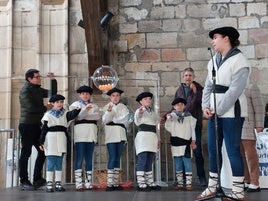 Los niños de Kriskitin Dantza Taldea volvieron a sacar los números del medio centenar de premios.