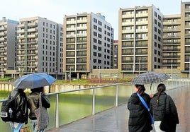 La producción de pisos cae en la capital vizcaína, mientras los demandantes de vivienda pública no paran de crecer. Ya hay más de 29.000 bilbaínos a la espera de una VPO.