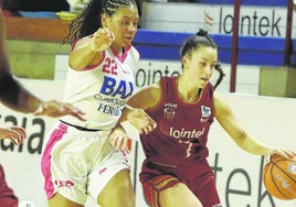 La base del Lointek, Ane Olaeta, trata de subir el balón en el partido ante el Baxi Ferrol.