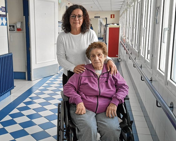 María Ángeles, de 80 años, es paciente del hospital y le acompaña su sobrina.