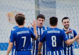 Los jugadores del Somorrostro celebran uno de los diez goles que marcaron al Indautxu.