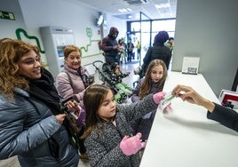 Sheila Sánchez ha sido una de las primeras usuarias en acudir con sus hijas a hacerse la BAT personalizada en la oficina de Sancho El Sabio.