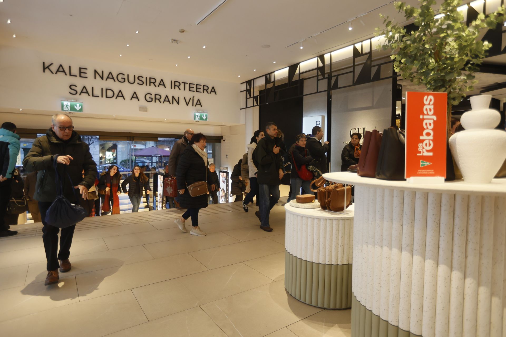 Un grupo de clientes entra al Corte Inglés de la Gran Vía de Bilbao a primera hora de la mañana.