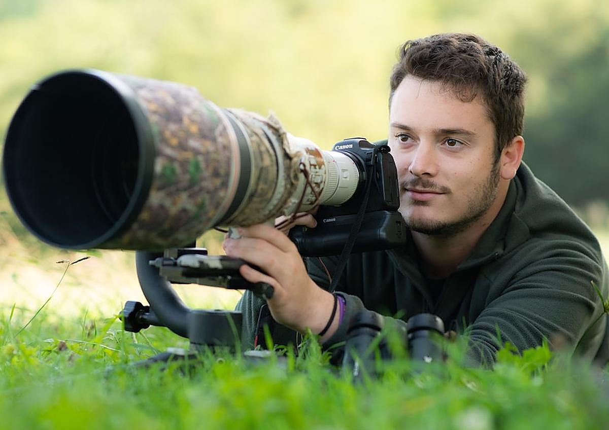 Imagen secundaria 1 - Vista de dos fotografías de la exposición y del autor, Xabier Ramos. 