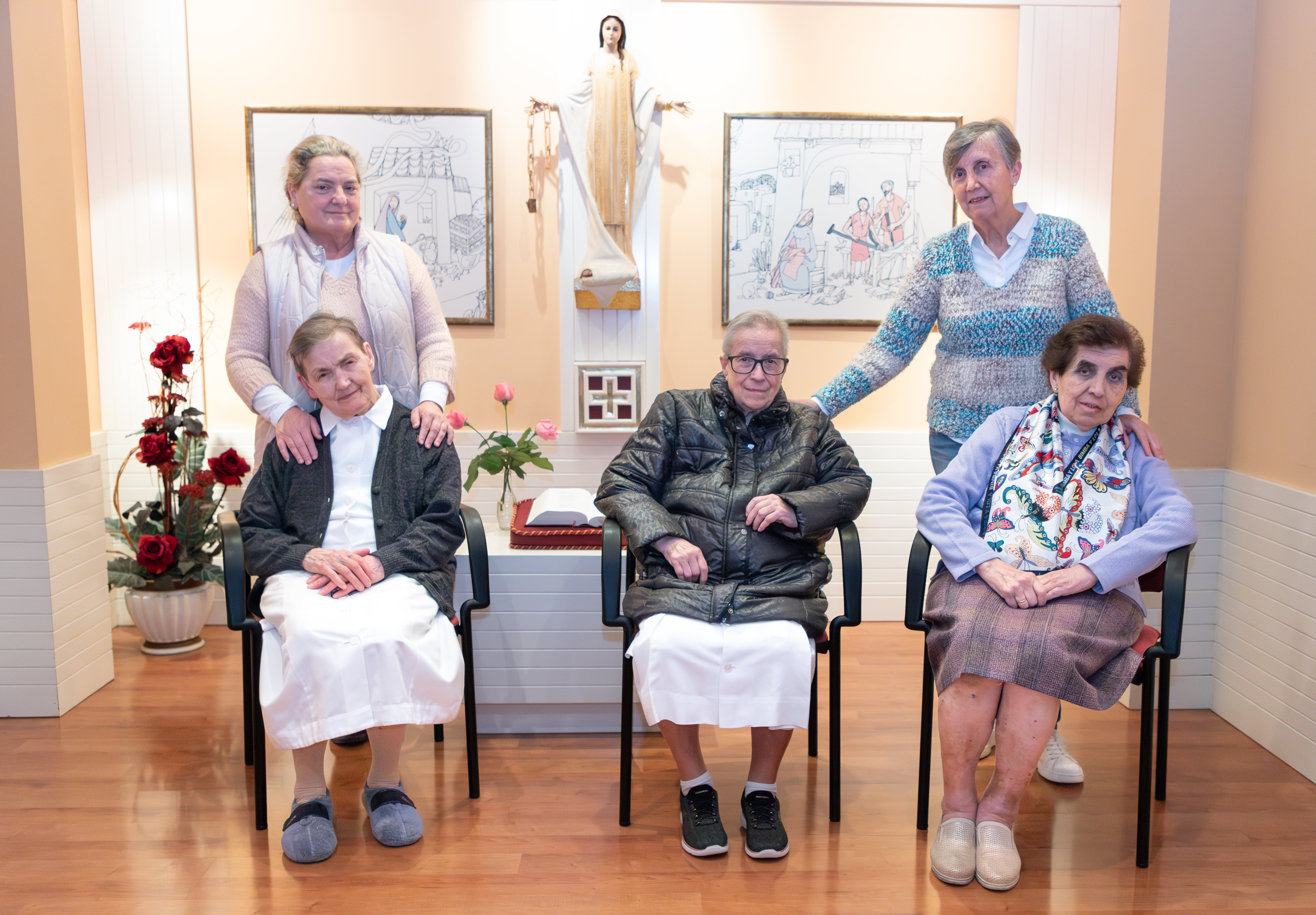 (De izquierda a derecha) Sentadas:Rosario Ugarteburu, Isabel Sautua y Ana María García. De pie:Belén Olarreta y Mertxe González.