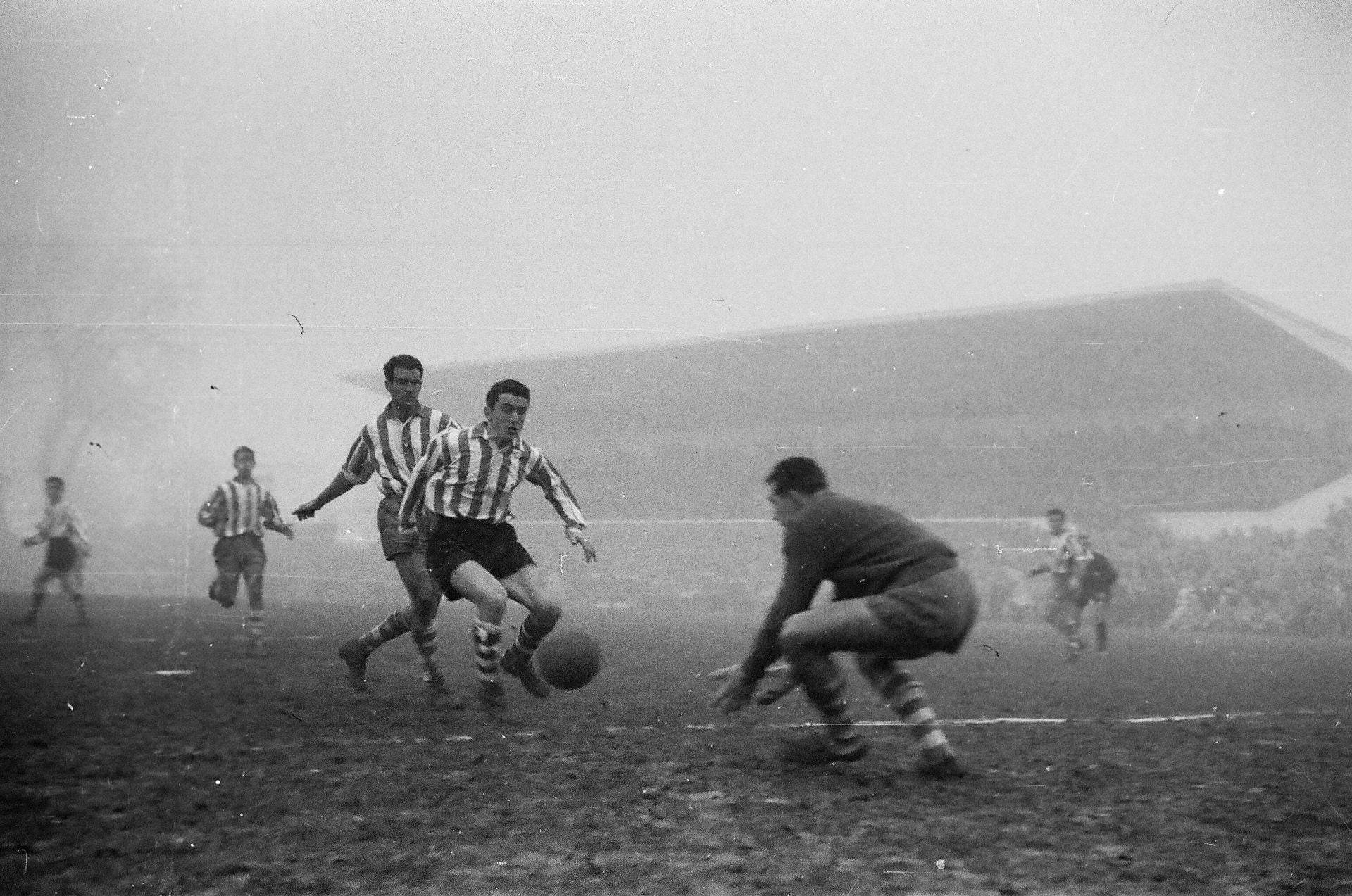 Un lance de un encuentro entre el Alavés y el Athletic disputado en los años 50 bajo la niebla.