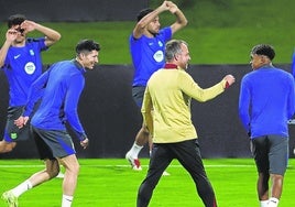 Buen ambiente. Flick, técnico del Barça, bromea con Lamine Yamal en el entrenamiento de ayer en Yeda.