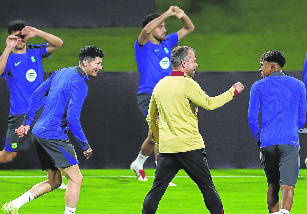 Buen ambiente. Flick, técnico del Barça, bromea con Lamine Yamal en el entrenamiento de ayer en Yeda.