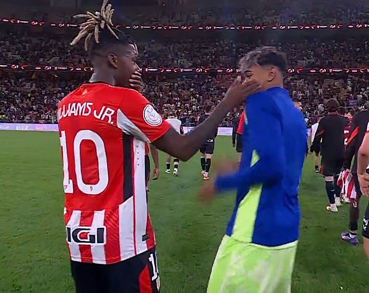 La 'colleja' de Nico Williams a Lamine Yamal al término del encuentro