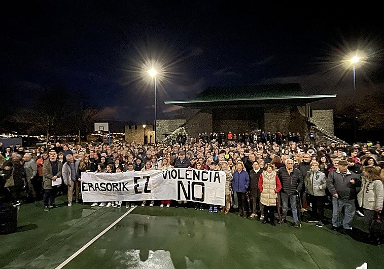 Un millar de personas se han concentrado este jueves para mostrar su rechazo a la agresión.