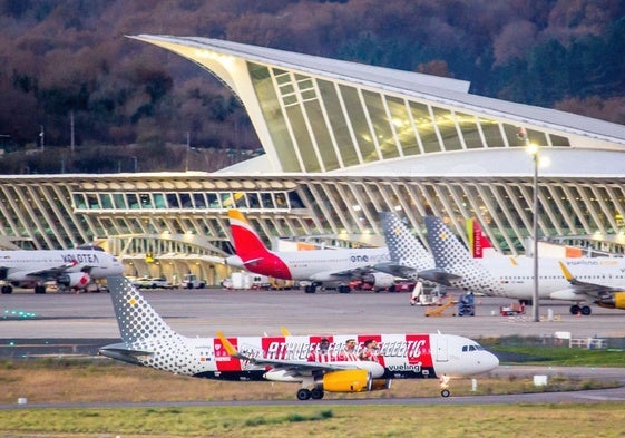 El avión con los emblemas del Athletic capturado por Asier de Prado en una reciente visita a Loiu.