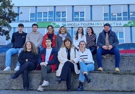 Ainhoa Basabe y Borja Ramón junto al alumnado que representa al instituto Ángela Figuera y su monitora.