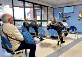 Pacientes aguardan en la sala de espera de un ambulatorio.