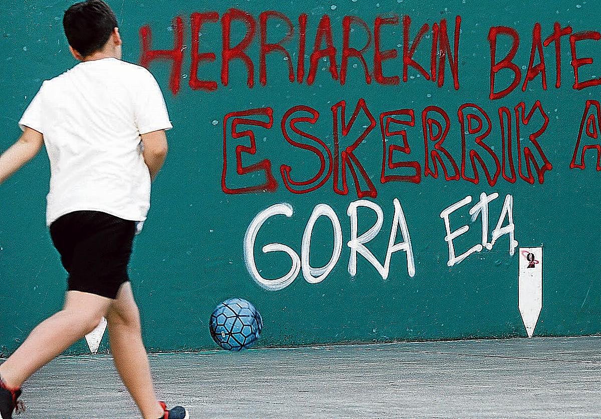 Una pintada de apoyo a ETA en un frontón.