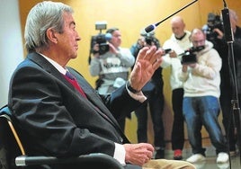 Álvarez Cascos, durante su comparecencia ante el tribunal que le juzga en Oviedo.