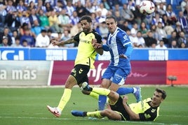 Kike García pugna por el balón con la defensa del Betis durante el partido de ida en Mendizorroza.