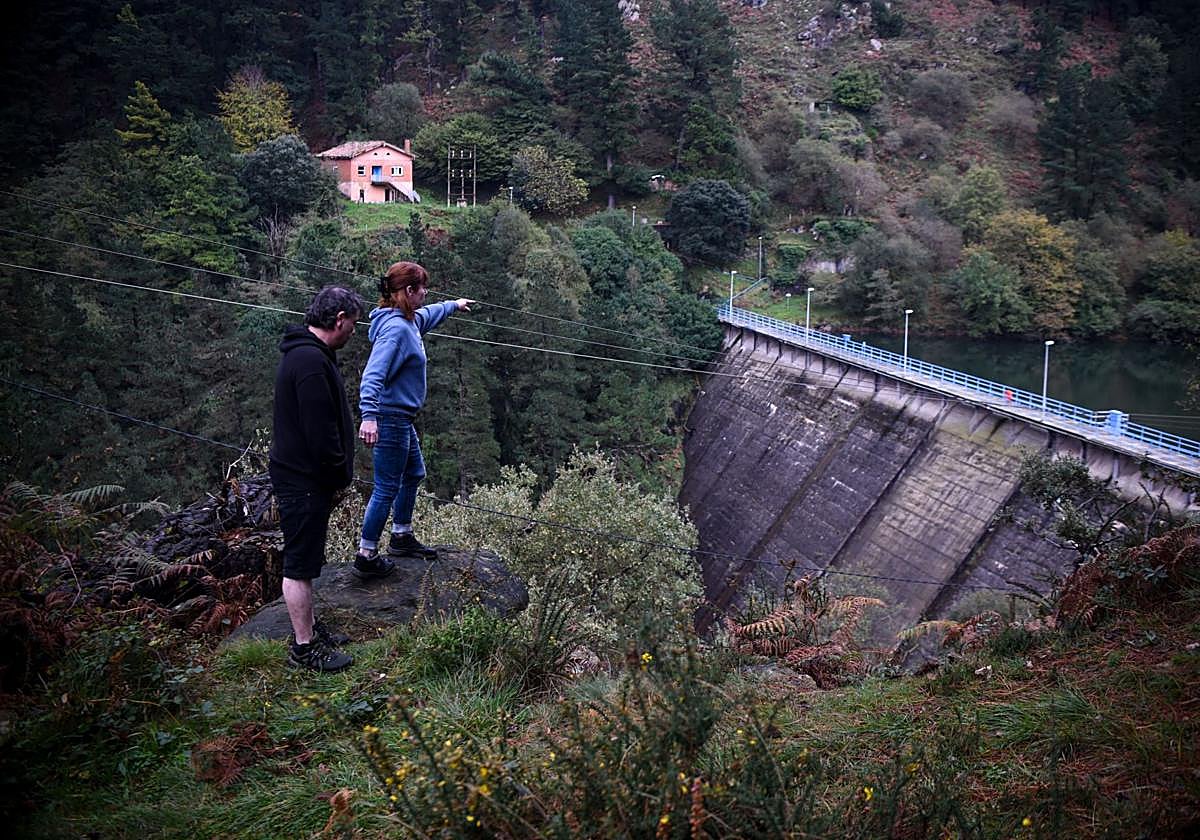 Dos vecinos de Artiba, que piden que se construya un nuevo acceso que rechaza el Ayuntamiento.