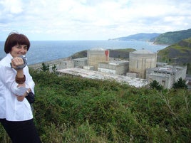 Marisa González, junto a las ruinas de la central de Lemoiz.