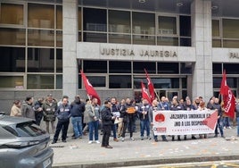 Concentración de CCOO frente a los juzgados de Bilbao.