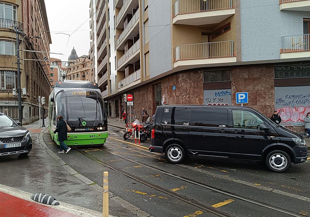 La furgoneta mal aparcada impedía el paso del tranvía.