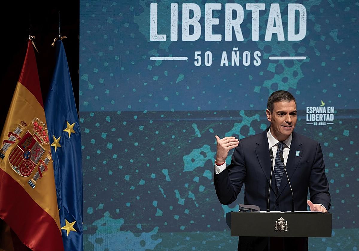 Pedro Sanchez, Francisco Franco diktadorearen indarrek Valladolideko hilerrian hildako pertsonen gorpuzkiak dituen hobi komun bat bisitatzen.