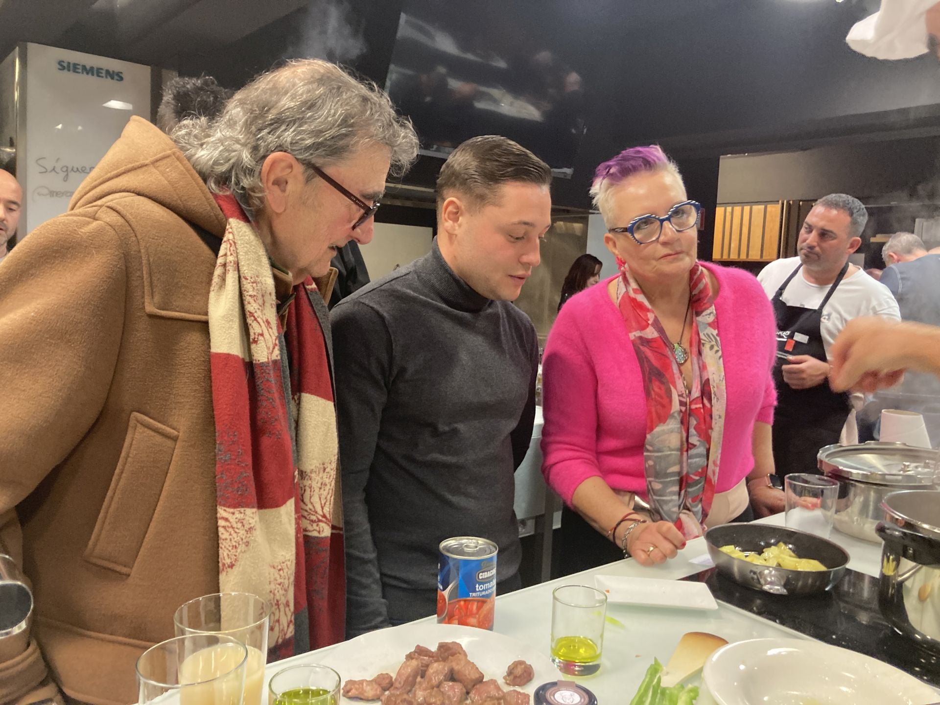 Jesús Oleaga, David Rey e Isabel Rodríguez escuchan cómo se cocina el sukalki.