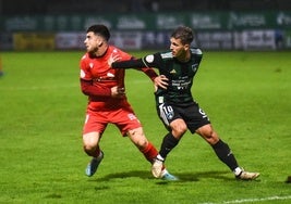 Leandro Martínez en una acción durante el partido ante Osasuna Promesas.