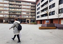 Los vecinos de Alberto Acero reclaman acceso a la plaza en coche en situaciones puntuales.