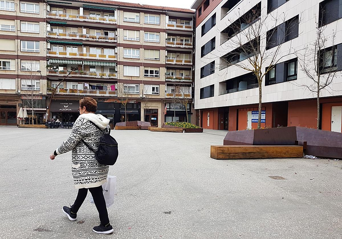 Los vecinos de Alberto Acero reclaman acceso a la plaza en coche en situaciones puntuales.