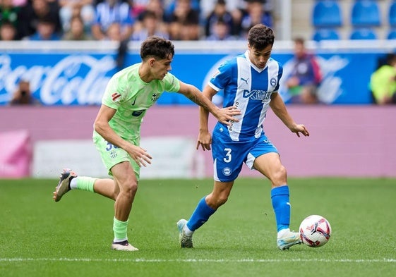 Manu Sánchez conduce el balón frente a Hector Fort en el partido de ida.