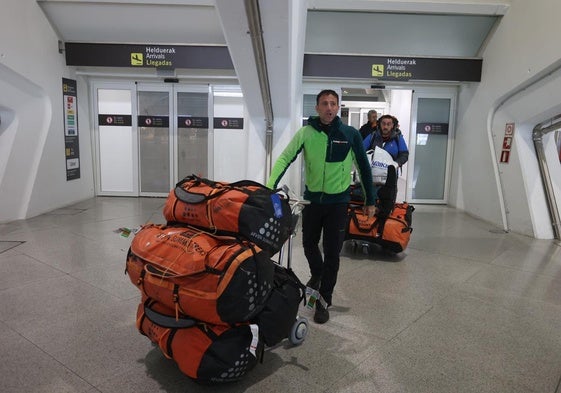 Alex Txikon y Eneko Garamendi, a su llegada a Loiu.