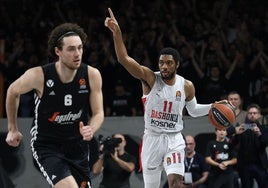 Forrest sube el balón durante el duelo de ayer en Bolonia.