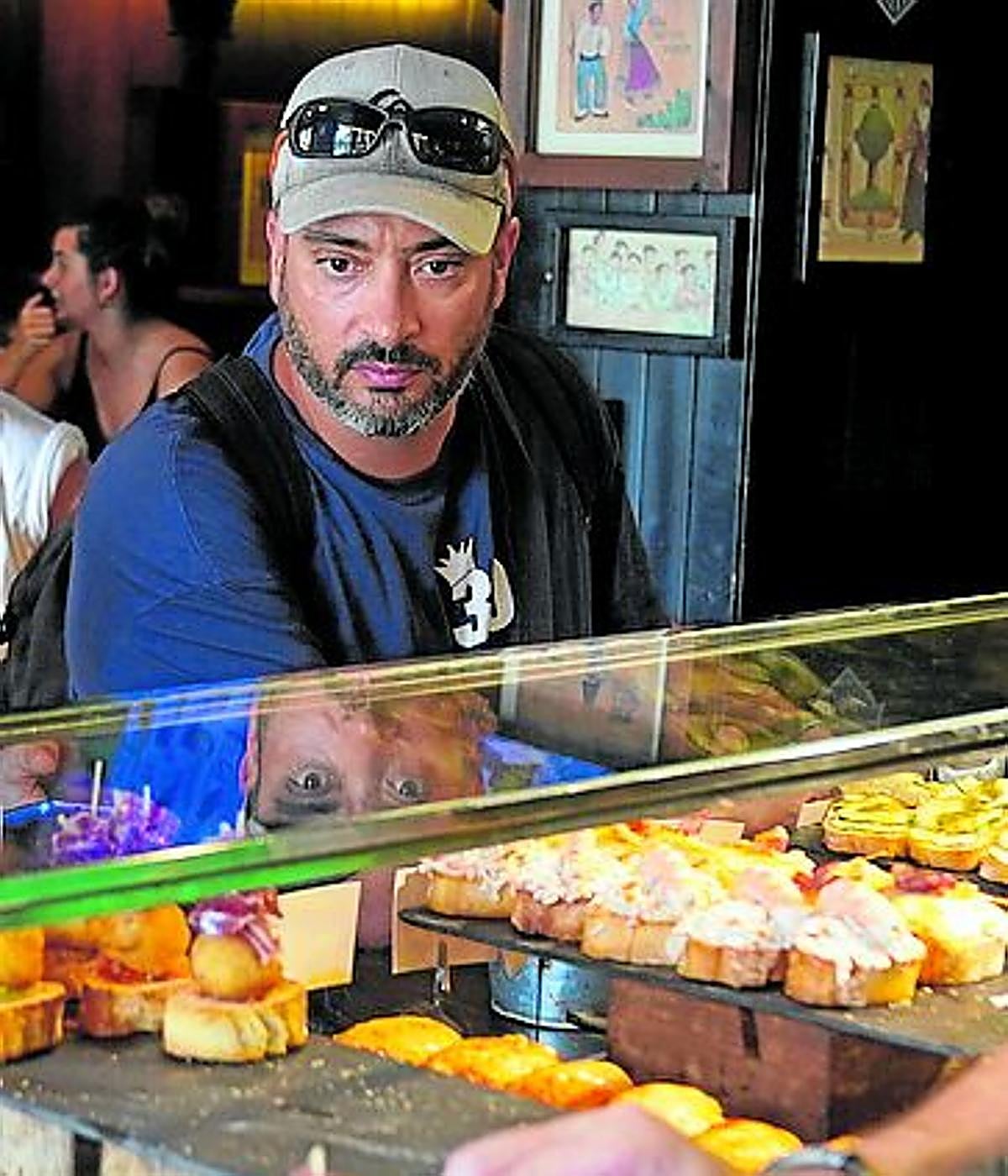 Cliente en la barra de un bar.