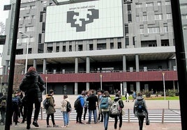 Un grupo de estudiantes en el campus de la UPV-EHU.