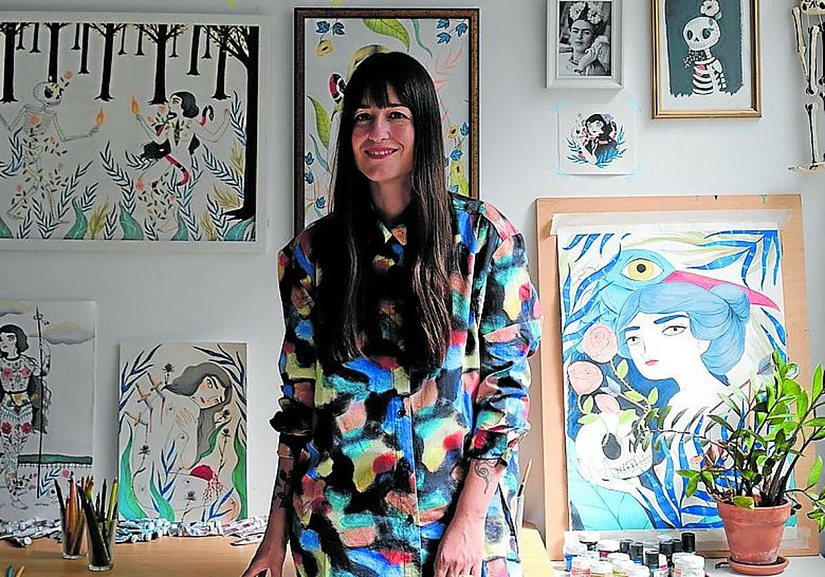 La autora posa en su estudio.